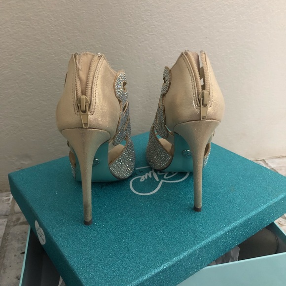Betsey Johnson Gold Sandals size 6 - Picture 4 of 5